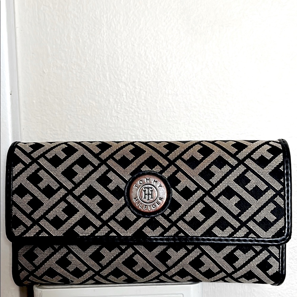 Tommy Hilfiger Black and Beige Geometric Wallet